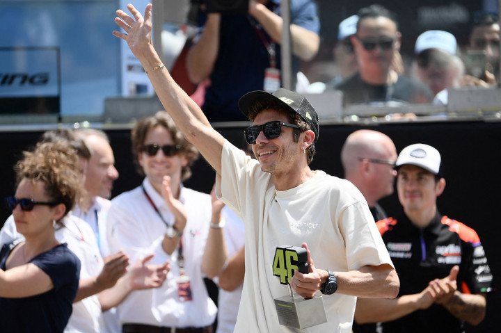 Dengan nomor itu pula, Rossi berhasil meraih 115 kemenangan dari 235 podium yang berujung sembilan gelar juara dunia, tujuh di antaranya di kelas MotoGP.