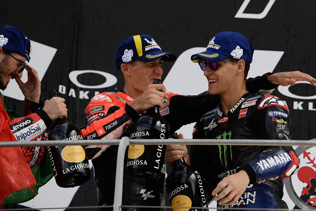 Dia diikuti oleh pebalap Yamaha, Fabio Quartararo di posisi kedua dengan margin 0,635 detik dari Pecco.
