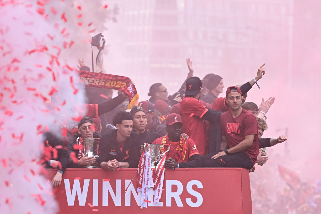 Liverpool gagal menorehkan quadruple atau meraih empat trofi juara dalam semusim. Meski hanya mendapatkan dua gelar, parade juara The Reds di jalanan kota Liverpool tetap berlangsung meraih.