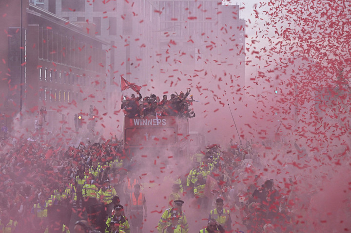 Ribuan suporter Liverpool menyambut parade pasukan Juergen Klopp itu dengan meriah. Klopp sampai emosional melihat dukungan besar dari suporter Liverpool.
