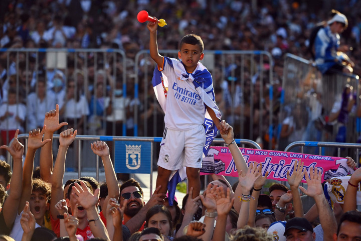 Parade juara Los Blancos itu dilaporkan dihadiri lebih dari 400 ribu fan yang berkumpul di sekitar landmark kota Madrid, Plaza de Cibeles.