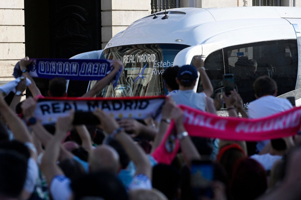 Parade juara Liga Champions itu secara resmi dimulai pada pukul enam sore waktu setempat, diawali dengan kunjungan para penggawa Madrid ke Gereja Almudena untuk mempersembakan trofi Liga Champions ke Virgin of Almudena, yang diyakini jadi pelindung Kota Madrid. 