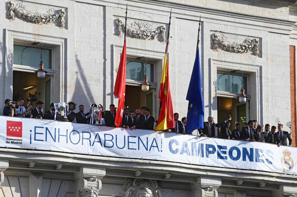 Kemudian, rombongan bertemu dengan Wali Kota Madrid dan Gubernur di Balai Kota. 