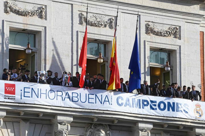 Kemudian, rombongan bertemu dengan Wali Kota Madrid dan Gubernur di Balai Kota. 