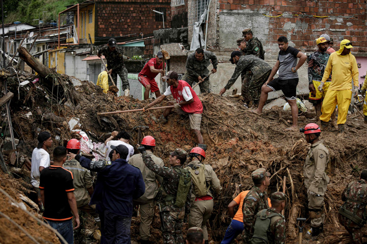Pemerintah telah mengerahkan 1.200 personel untuk mencari korban yang hilang. Pencarian dilakukan saat hujan berhenti mengguyur wilayah tersebut.