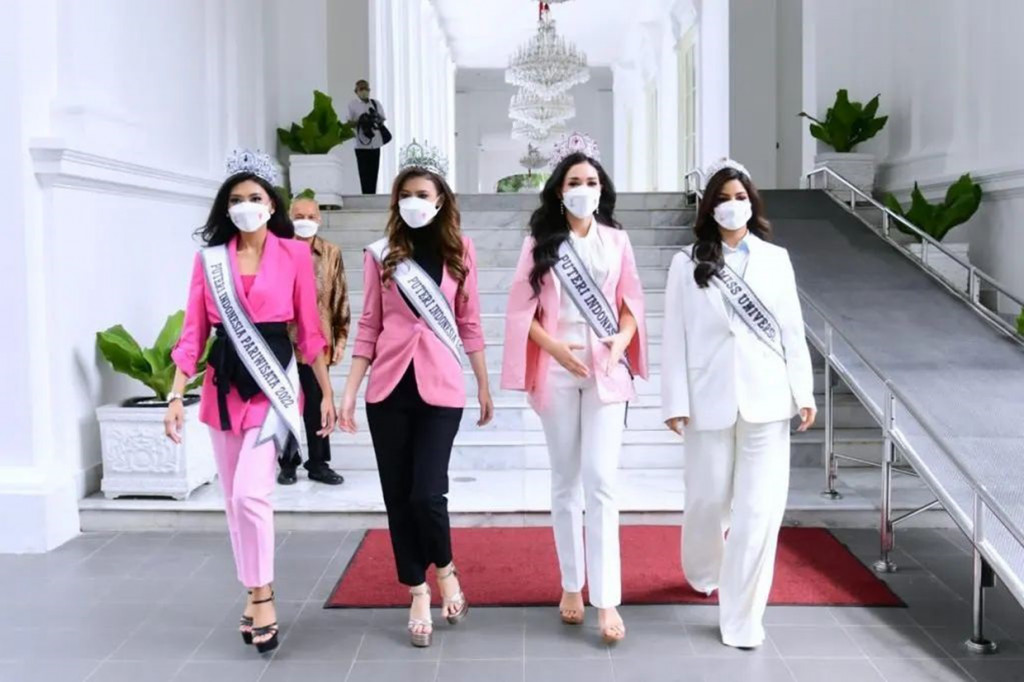 Selain Puteri Indonesia 2022, Presiden Jokowi juga menerima kunjungan Miss Universe 2021 Harnaaz Kaur Sandhu. 
