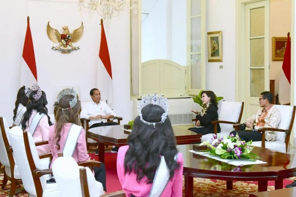 Presiden Joko Widodo menerima kunjungan Puteri Indonesia 2022 Laksmi Shari Suardana, Puteri Indonesia Lingkungan 2022 Cindy May McGuire, dan Puteri Indonesia Pariwisata 2022 Adinda Chresheilla di Istana Merdeka Jakarta, pada Senin, 30 Mei 2022.