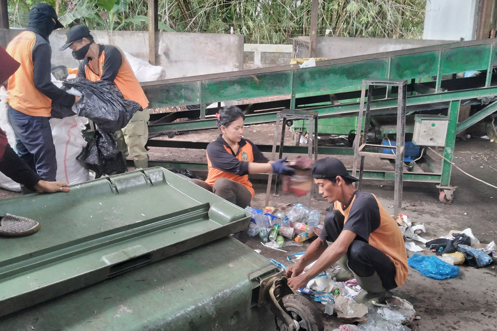 Sejumlah orang saat memilah sampah di TPST Nitikan Kota Yogyakarta