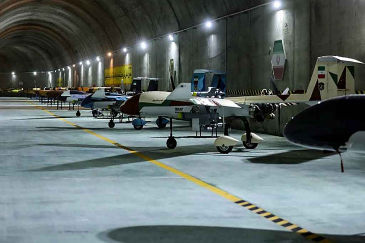 
Lokasi pasti pangkalan itu tidak diungkapkan, meskipun reporter TV mengatakan dia melakukan perjalanan dengan helikopter selama hampir 40 menit dari kota Kermanshah untuk mencapainya.