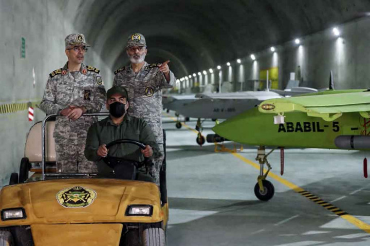 
Video yang ditayangkan di televisi pemerintah menunjukkan kepala staf angkatan bersenjata Iran Jenderal Mohammad Bagheri (kiri) dan komandan tentara Abdolrahim Mousavi mengunjungi situs bawah tanah tersebut. 