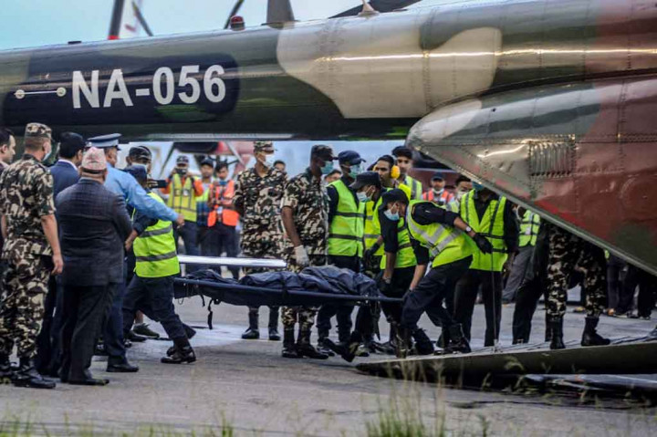 Tim penyelamat Nepal, Senin, 30 Mei 2022, telah mengevakuasi semua jenazah, kecuali satu dari 22 orang di dalam pesawat yang jatuh di lereng gunung Himalaya akhir pekan lalu.