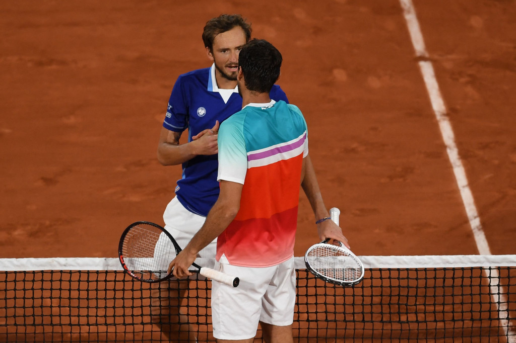 Bermain di lapangan Philippe Catrier, Rolland Garos, Senin, 30 Mei 2022, waktu setempat, Medvedev yang menjadi unggulan kedua tumbang cepat di tangan petenis Kroasia, Marin Cilic dengan skor 2-6, 3-6, 2-6 dalam waktu 1 jam 45 menit.