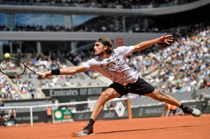 Tsitsipas, unggulan keempat yang memburu gelar Grand Slam pertamanya, memulai dengan baik dan sempat untuk unggul 3-1. Namun, Rune, mantan juara junior di Paris pada usia 16 tahun, mampu menekannya dan akhirnya menang 7-5 3-6 6-3 6-4.