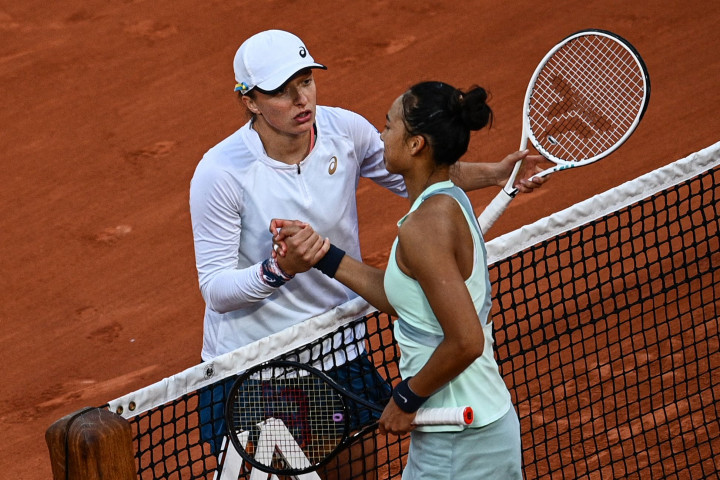 Dari sektor tunggal putri, unggulan pertama asal Polandia, Iga Swiatek, berhasil lolos ke babak perempat final. Ia mengalahkan Zheng Qinwen, asal Cina, dengan skorb 6-7 (7), 6-0, 6-2.