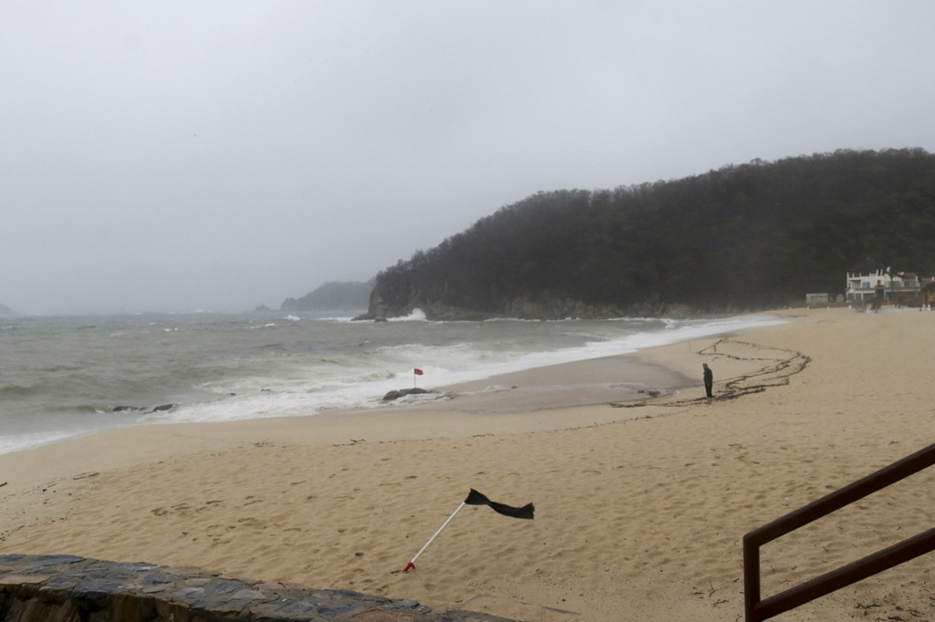 Pemandangan pantai sebelum Badai Agatha mendarat di Huatulco, Negara Bagian Oaxaca, Meksiko pada Senin, 30 Mei 2022.