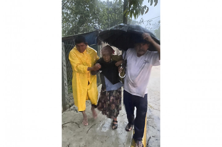Sebelumnya, otoritas Oaxaca telah membangun 200 tempat pengungsian yang dapat menampung sekitar 26 ribu warga. Di sana, tanah longsor yang dipicu Agatha telah membuat dua ruas jalan raya tidak dapat dilalui untuk sementara.