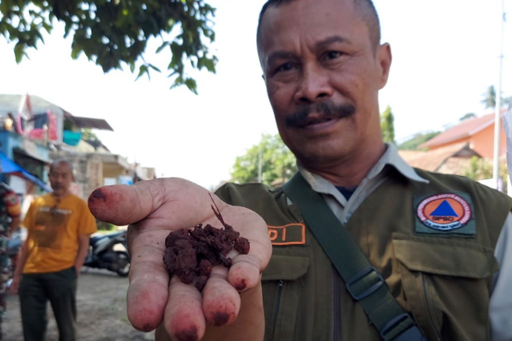 Petugas menunjukkan serbuk yang diduga menjadi biang penyebab Sungai Cimeta di Desa Tagogapu, Kecamatan Padalarang, Kabupaten Bandung Barat berubah warna menjadi merah darah.