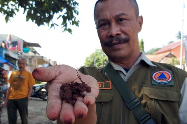 Petugas menunjukkan serbuk yang diduga menjadi biang penyebab Sungai Cimeta di Desa Tagogapu, Kecamatan Padalarang, Kabupaten Bandung Barat berubah warna menjadi merah darah.