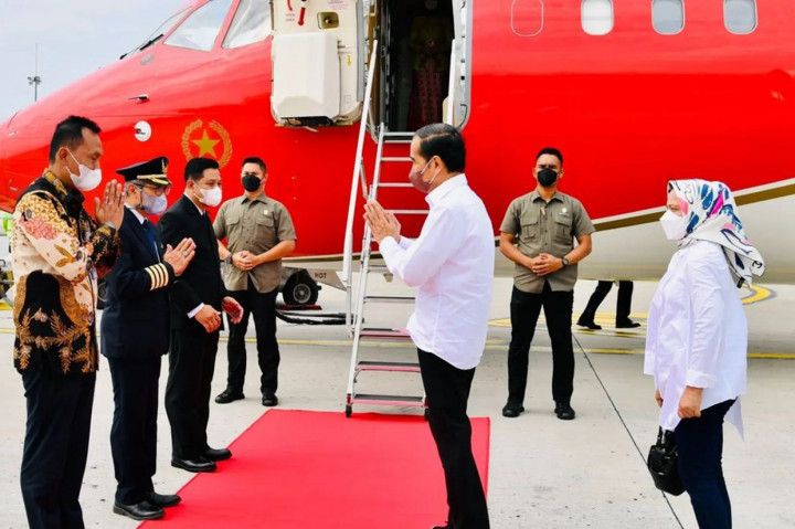 Kepala Negara bersama rombongan terbatas lepas landas dengan menggunakan Pesawat RJ-85 melalui Bandara Internasional Soekarno-Hatta, Tangerang, sekira pukul 13.30 WIB.