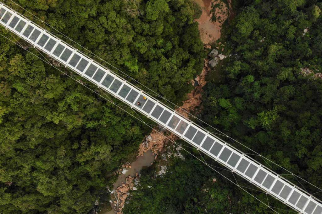 Sebuah jembatan yang berdiri di atas ngarai setinggi 150 meter dan panjang 632 meter dengan lantai terbuat dari kaca hadir di Vietnam, menawarkan sensasi menantang bagi wisatawan.