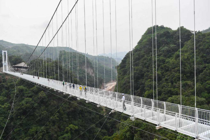 Jembatan gantung itu bernama Bach Long atau yang dapat diterjemahkan sebagai Naga Putih. Jembatan ini berada di Provinsi Son La, barat laut Ibu Kota, Hanoi, dan berbatasan dengan Laos.