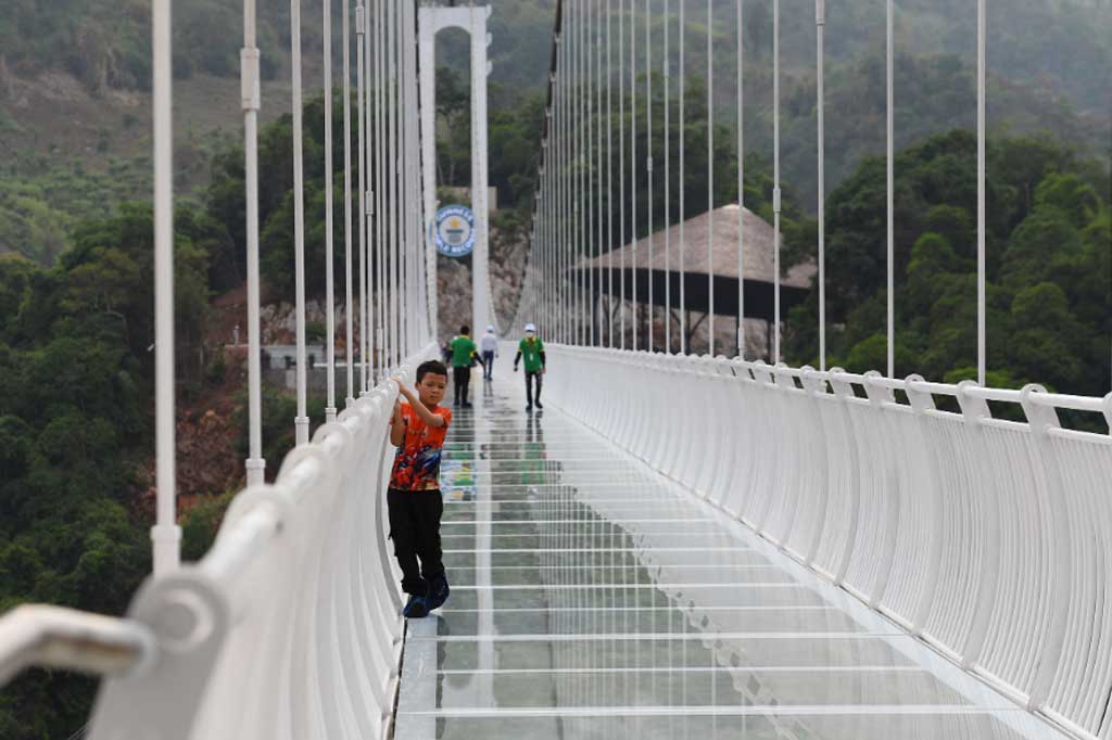 Sebelumnya, Guinness World Records mendaftarkan jembatan berlantai kaca sepanjang 562 meter di Qingyuan, Provinsi Guangdong, Tiongkok, sebagai yang terpanjang di dunia.