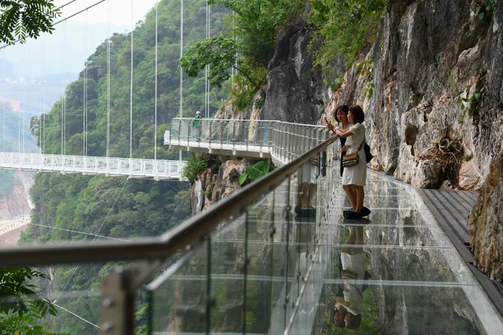 Jembatan ini memiliki panjang 290 meter di antara dua puncak di kedua sisi ngarai, serta ditambah jalur sepanjang 342 meter di sisi tebing sehingga total panjangnya menjadi 632 meter.
