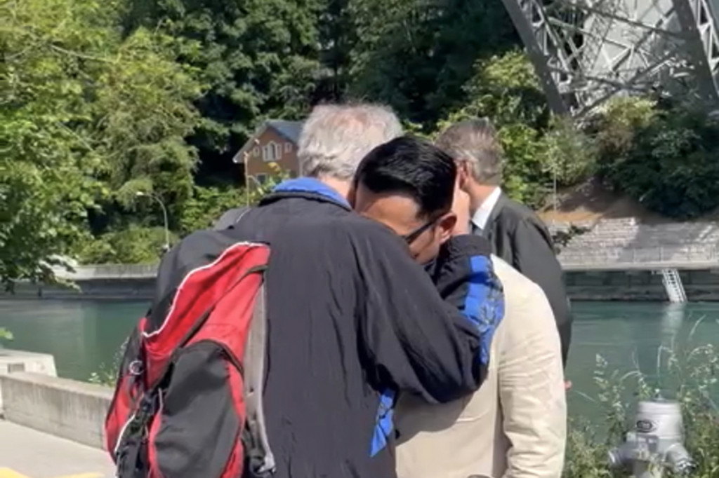 Heinrich adalah warga Bern yang membantu adik Eril, Camillia Laetitia Azzahra (Zara), naik ke daratan dari Sungai Aare, Swiss. Zara diketahui saat itu berenang bersama Eril pada Kamis, 26 Mei 2022.