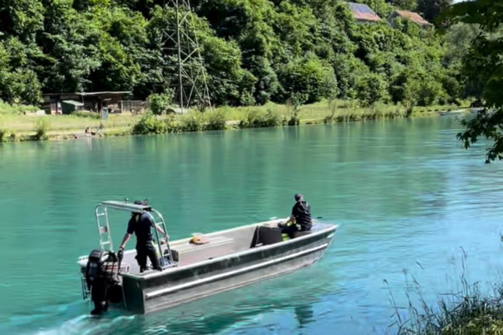Saat ini proses pencarian Eril terus berlanjut. Aparat kepolisian mengintensifkan pencarian dengan metode jalan kaki, perahu, drone, dan penyelaman. 