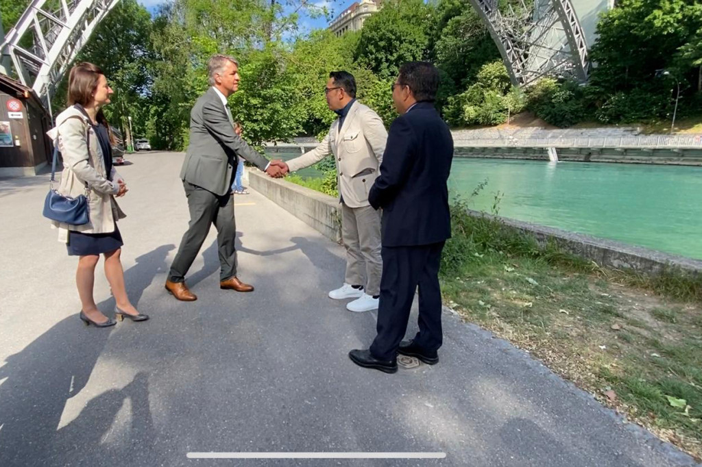 Selain Heinrich, Ridwan Kamil dan istrinya, Atalia juga mendapat kunjungan dari Wali Kota Kota Bern, Alec Van Graffenried. Dengan ditemani Duta Besar Muliaman Hadad, Graffenried menyampaikan simpati yang mendalam kepada Ridwan Kamil. 