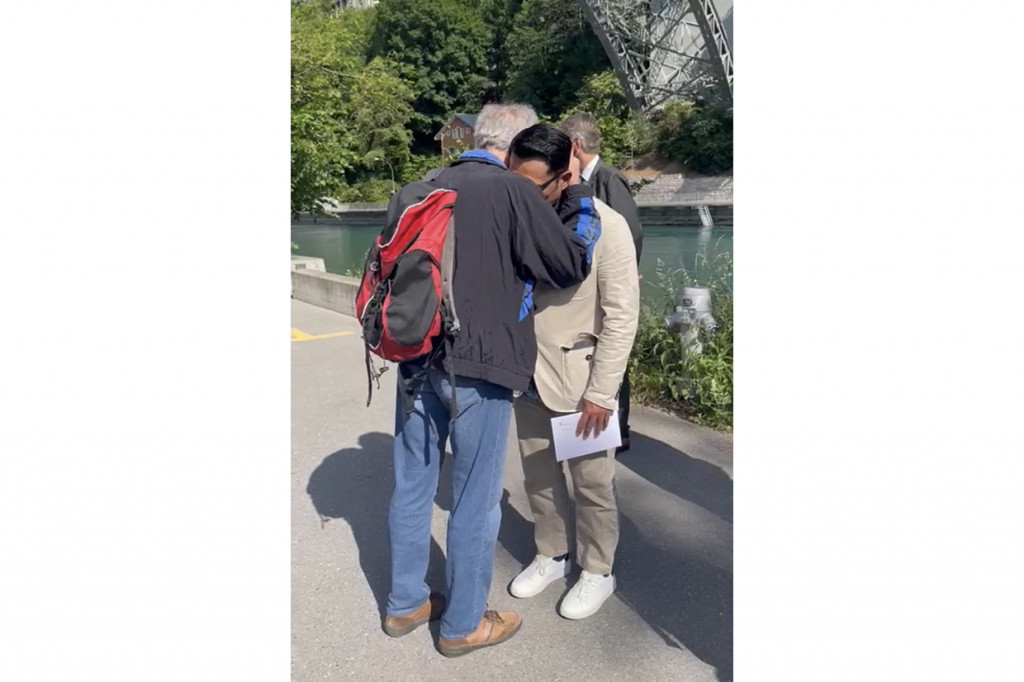 Warga Bern, Heinrich, memeluk Gubernur Jawa Barat, Ridwan Kamil, saat pencarian Emmeril Kahn Mumtadz (Eril) di Sungai Aare, Swiss.