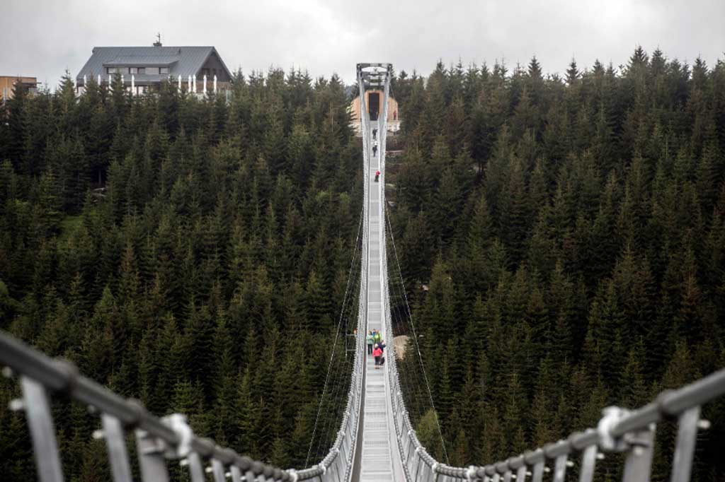 Butuh waktu dua tahun untuk membangun Sky Bridge 721, yang dibuka untuk umum pada 13 Mei 2022 lalu tersebut.  Untuk menopang jembatan, enam tali pendukung dan 60 tali angin dengan diameter berbeda diperlukan untuk membangun jembatan sepanjang 721 meter tersebut. 