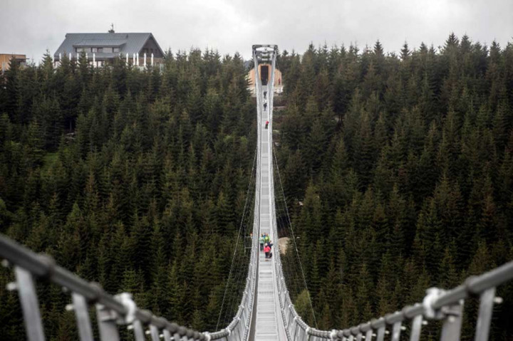Butuh waktu dua tahun untuk membangun Sky Bridge 721, yang dibuka untuk umum pada 13 Mei 2022 lalu tersebut.  Untuk menopang jembatan, enam tali pendukung dan 60 tali angin dengan diameter berbeda diperlukan untuk membangun jembatan sepanjang 721 meter tersebut. 
