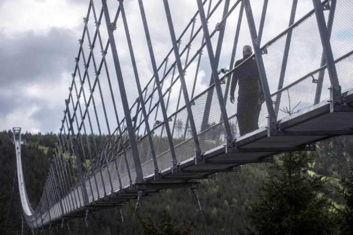 Menapaki dan melintasi Sky Bridge 721, yang terletak di timur laut Republik Ceko sekitar 2,5 jam perjalanan dari Praha, adalah aktivitas yang kemungkinan akan membuat Anda takut dan berdebar-debar. 