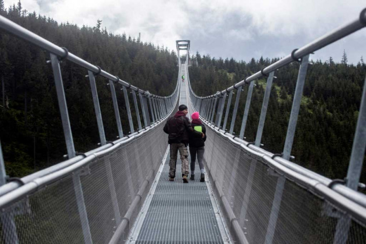 Lagi pula, tidak setiap hari Anda berkesempatan untuk menyeberangi jembatan sempit selebar 1,2 meter yang terletak di antara 1.110 dan 1.116 meter di atas permukaan laut tersebut. 