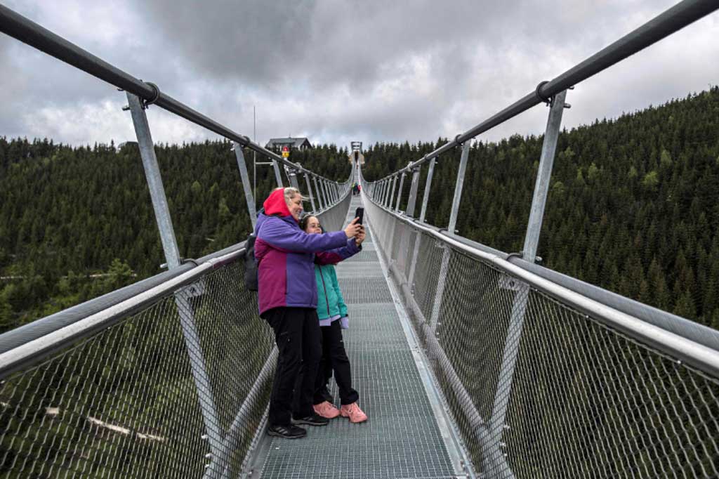 Jembatan ini telah membuat rekor baru sebagai jembatan gantung terpanjang di dunia. Sebagai bonus, ada pemandangan spektakuler Pegunungan Jeseniky yang diselimuti awan dari jembatan.