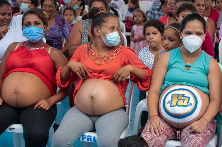 Sejumlah ibu hamil mengikuti kontes La Madre Panza (Perut Ibu) untuk merayakan Hari Ibu di Managua, Nicaragua, Senin, 30 Mei 2022. 