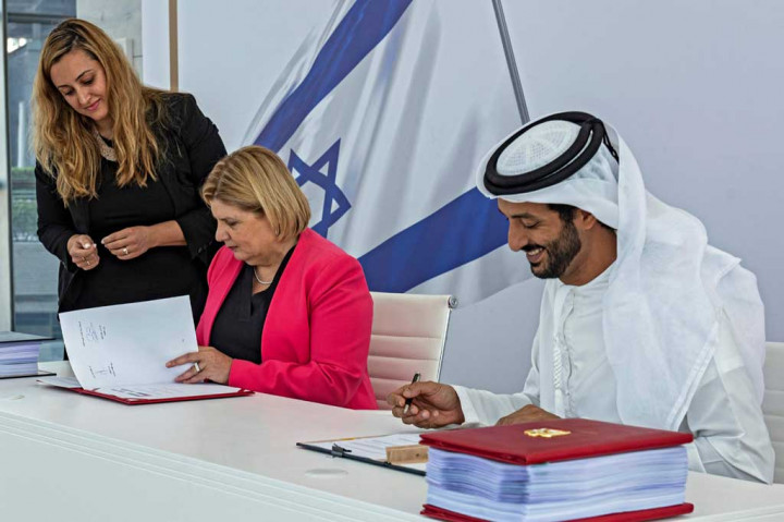 Menteri ekonomi Israel Orna Barbivai dan Menkeu UEA Abdulla bin Touq al-Marri menandatangani kesepakatan perdagangan bebas antara kedua negara di Dubai, UEA, Selasa, 31 Mei 2022.