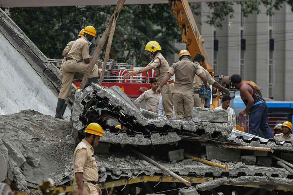 Pasukan pemadam kebakaran mengerahkan lift derek untuk mencoba memindahkan lempengan beton serambi yang runtuh menjebak empat orang di bawahnya di Rumah Sakit St Martha, Bangalore, Selasa, 31 Mei 2022.