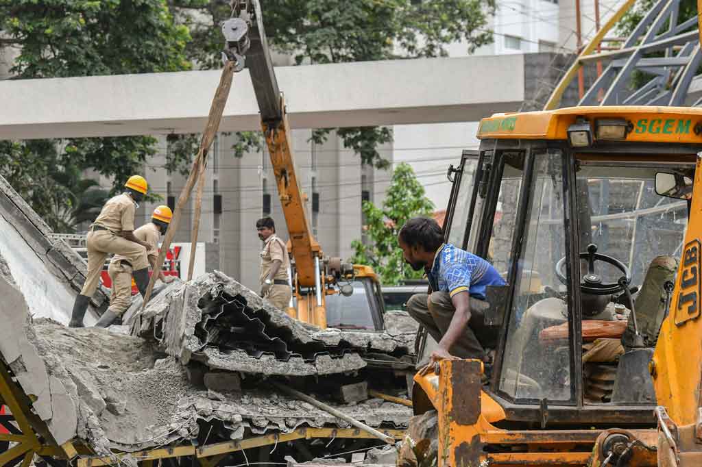 Serambi Rumah Sakit St. Martha yang sedang dibangun di Jalan Nrupathunga, Bengaluru runtuh pada Selasa, 31 Mei 2022. Empat orang terperangkap di bawah reruntuhan. 