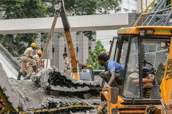 Serambi Rumah Sakit St. Martha yang sedang dibangun di Jalan Nrupathunga, Bengaluru runtuh pada Selasa, 31 Mei 2022. Empat orang terperangkap di bawah reruntuhan. 