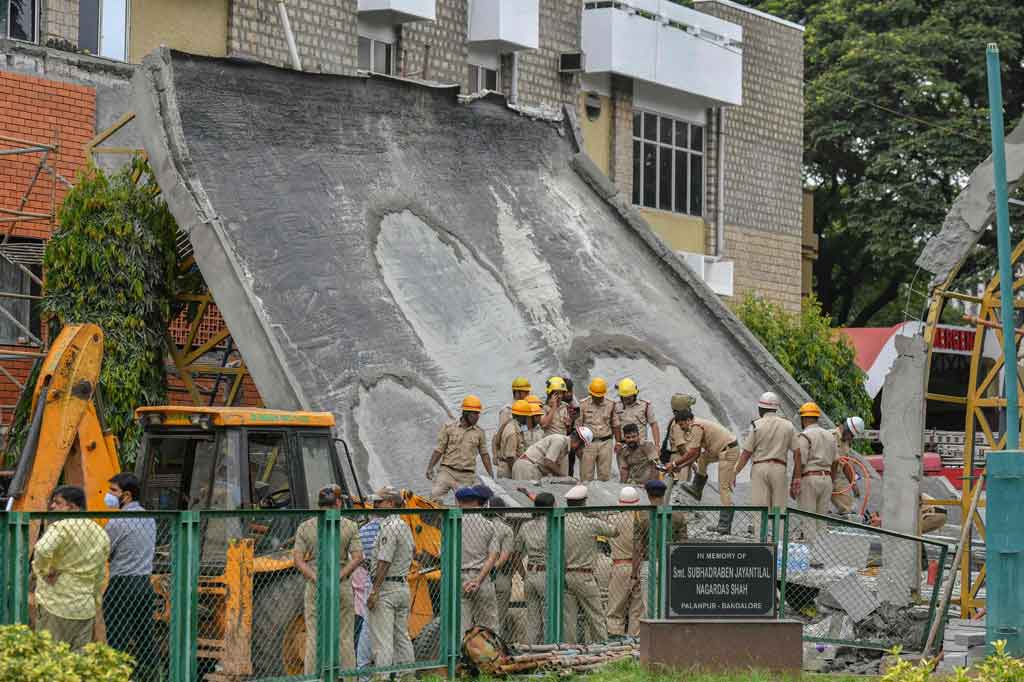 Tiga mobil pemadam kebakaran dan sebuah mesin pengangkut tanah dikerahkan untuk menyelamatkan para pekerja yang terjebak. 