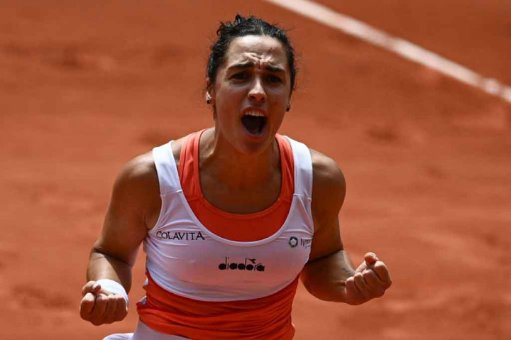 Petenis Italia Martina Trevisan melakukan selebrasi usai mencapai semifinal Grand Slam pertamanya pada Selasa, 31 Mei 2022, dengan kemenangan dua set langsung atas petenis Kanada Leylah Fernandez.