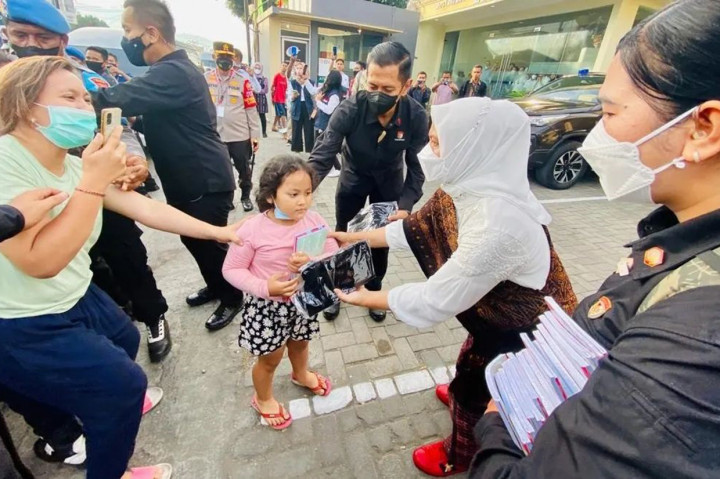 Iriana Joko Widodo berfoto bersama seorang anak saat menyapa warga di Kabupaten Ende, Nusa Tenggara Timur, Rabu, 1 Juni 2022.