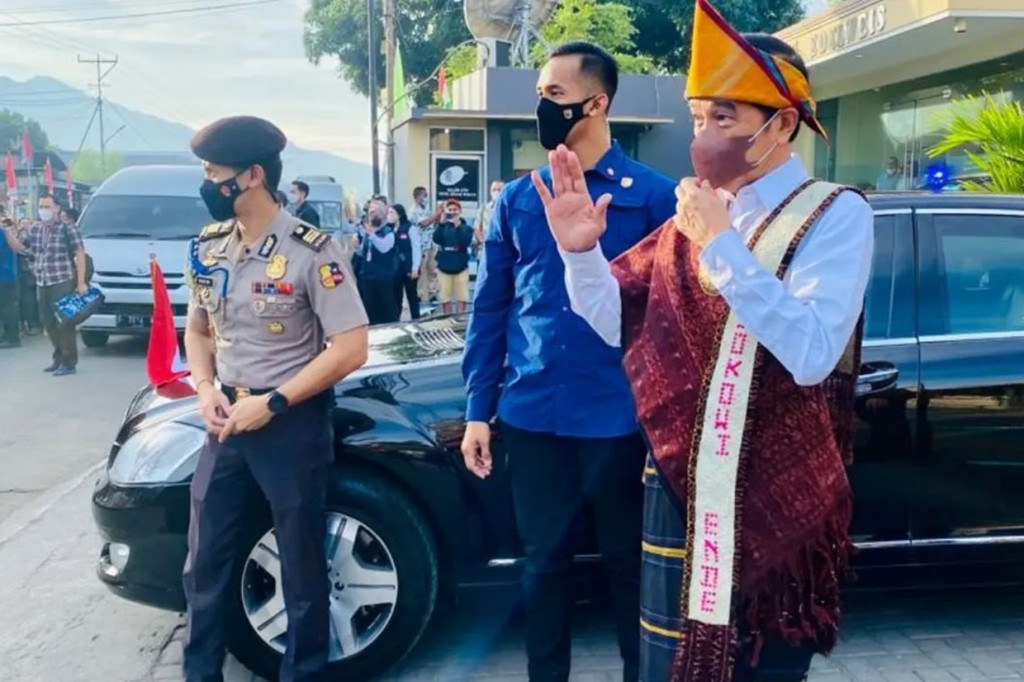 Sebelum berangkat menuju Rumah Pengasingan Bung Karno di Kabupaten Ende, Nusa Tenggara Timur, Rabu, 1 Juni 2022, Presiden Joko Widodo dan Ibu Iriana Joko Widodo menyapa dan berfoto bersama warga yang telah menantikan sejak pukul 05.30 WITA.