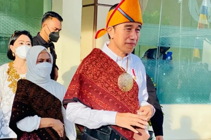 Pukul 07.05 WITA, Presiden Jokowi yang mengenakan pakaian Ragi Lambu Luka Lesu dengan kain motif perpaduan warna merah dan hitam yang merupakan pakaian adat Ende, sementara Ibu Iriana yang mengenakan perpaduan kain motif berwarna coklat dan ungu tua, menyapa warga.