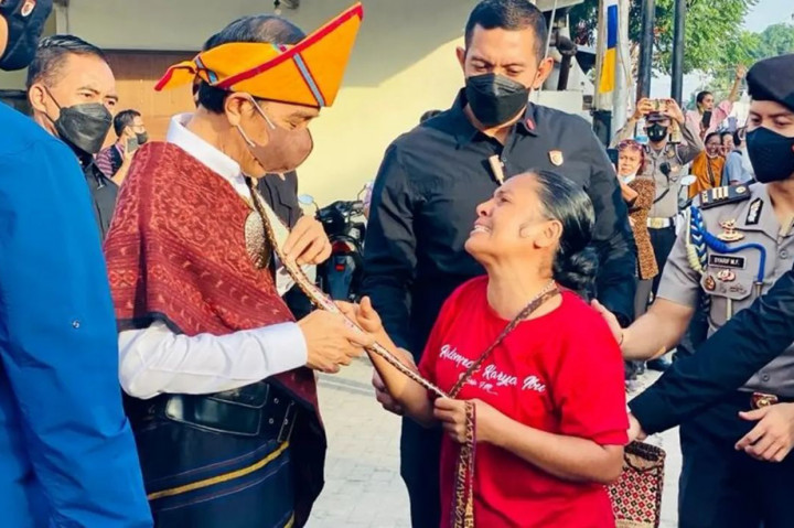 Usai menyapa warga, presiden dan Ibu Iriana bersama rombongan berangkat menuju Rumah Pengasingan Bung Karno, Kabupaten Ende.