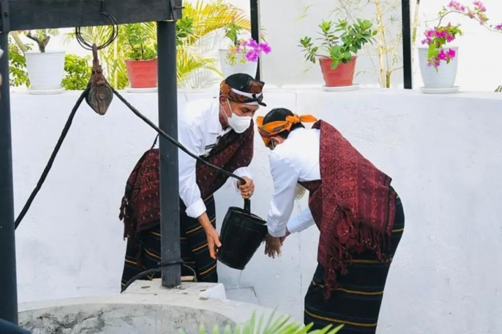 Dia diasingkan di sana selama empat tahun. Setelah itu, ia diasingkan ke Bengkulu.