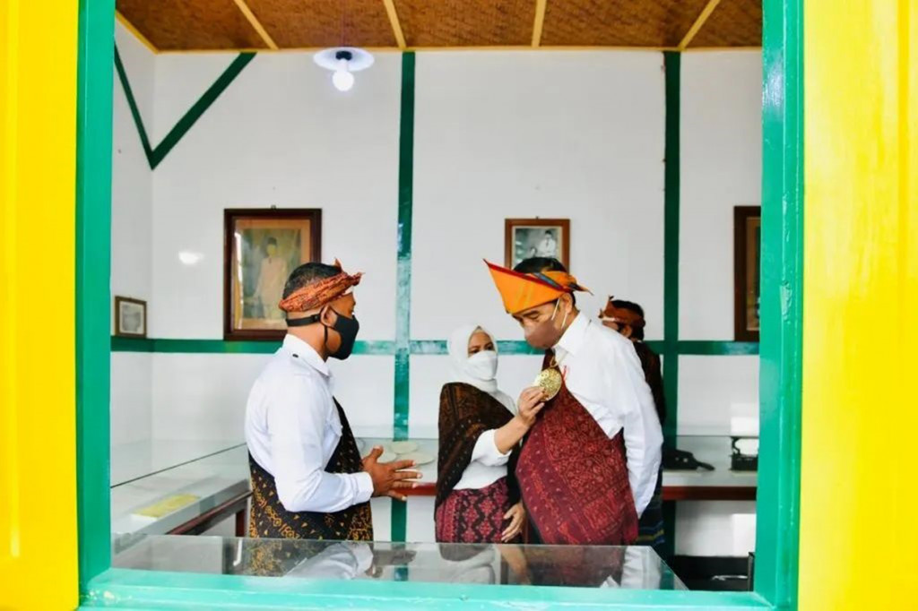 Di rumah tersebut, Presiden Jokowi dan Ibu Iriana berkesempatan melihat berbagai macam barang-barang peninggalan Bung Karno bersama keluarga selama diasingkan, seperti lukisan tangan Bung Karno dan naskah drama sandiwara yang terukir kesan mendalam akan nilai persahabatan, kerakyatan, dan cintanya terhadap alam.