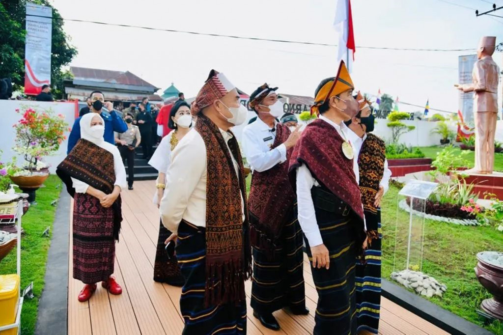 Presiden Joko Widodo mengunjungi Rumah Pengasingan Bung Karno di Kabupaten Ende sebelum menjadi inspektur upacara pada Peringatan Hari Lahir Pancasila Tahun 2022 di Lapangan Pancasila, Rabu, 1 Juni 2022.